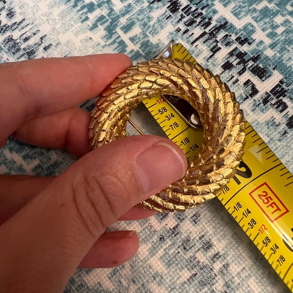 Vintage Brooch Monet Wreath Textured Circle Leaf Bark Overlapping Gold tone - Picture 3 of 12